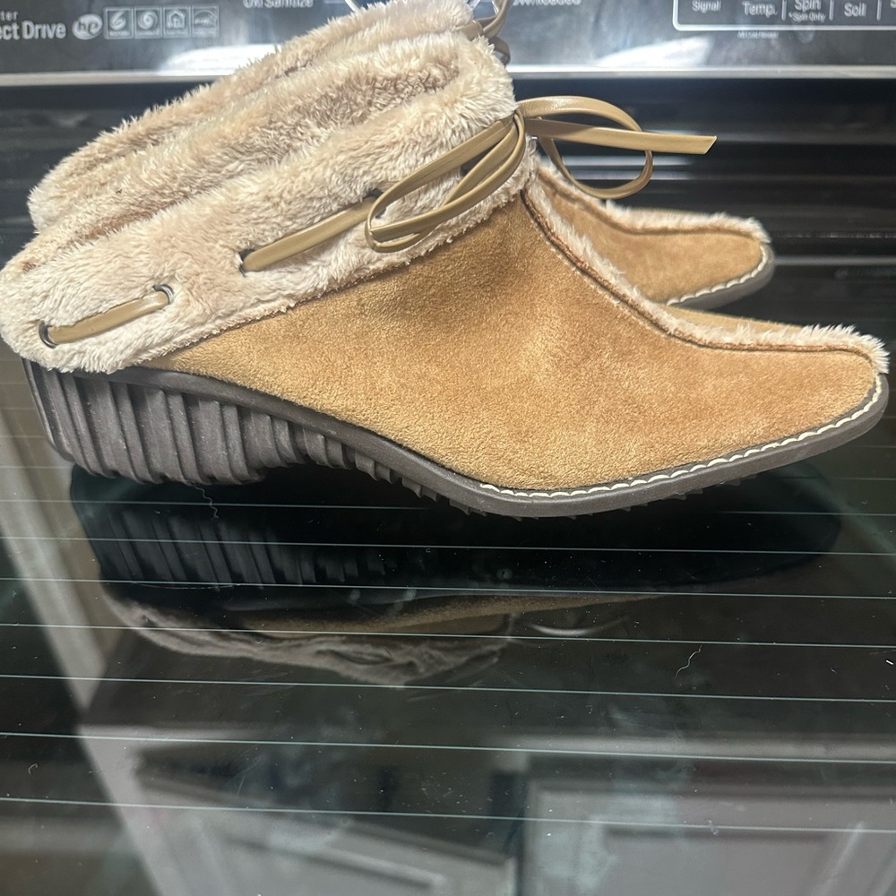 Anne Klein New York Italy  "Chilli" Camel Suede Fur Lined  Mules EUC 6